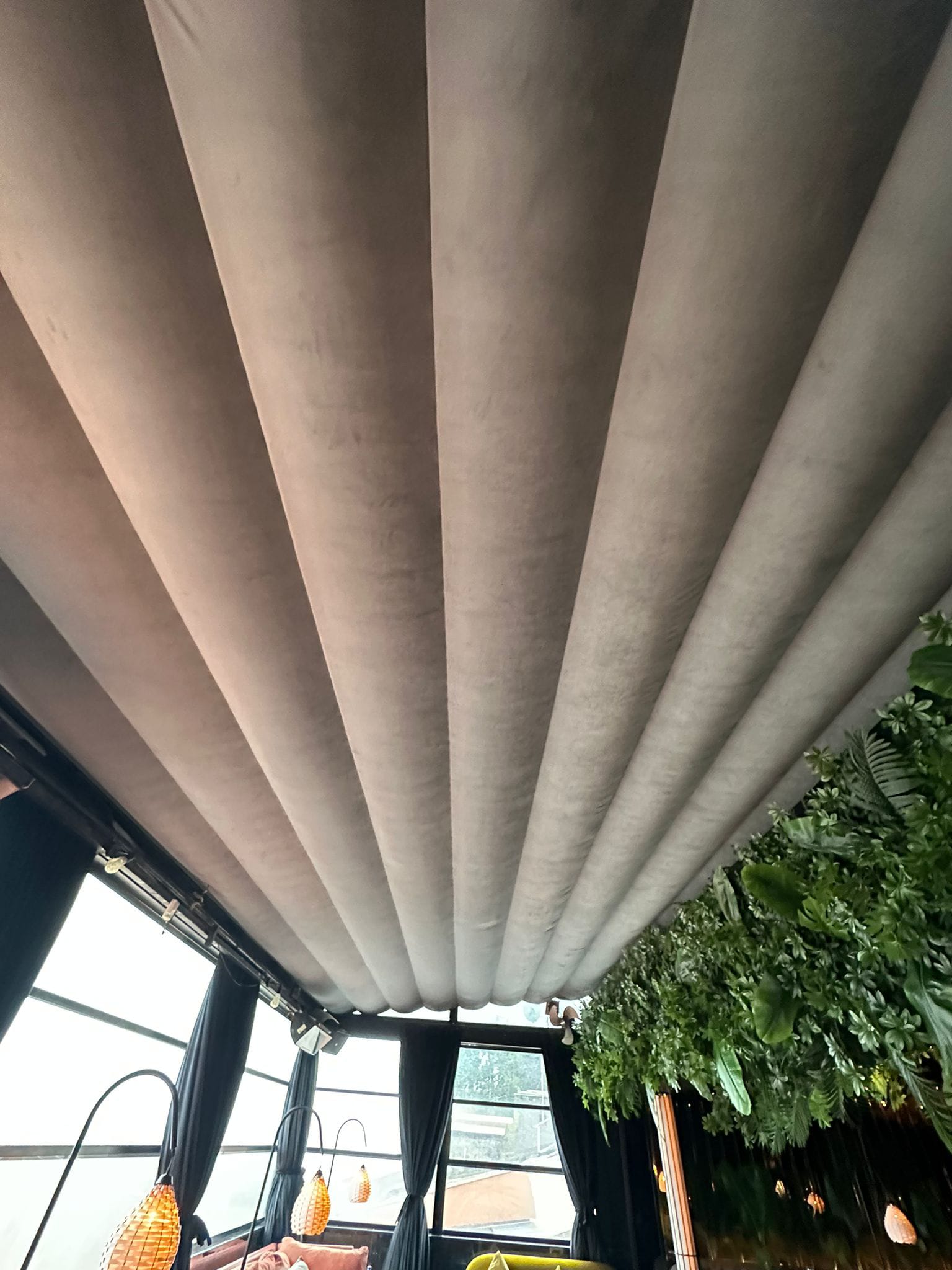 Akustik pergola uygulanmış teras
